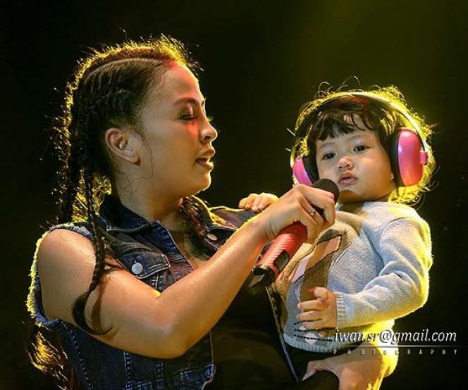  Keren! Lihat Gaya Mama Rocker Urus Bocah