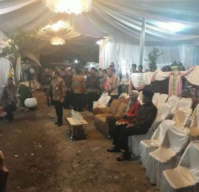 Tembus Gang Sempit, Jokowi Hadiri Pernikahan Anak Perawat Rusa