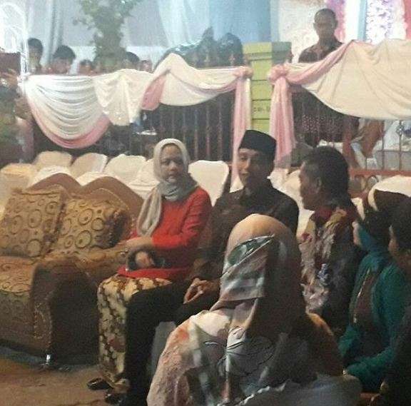 Tembus Gang Sempit, Jokowi Hadiri Pernikahan Anak Perawat Rusa