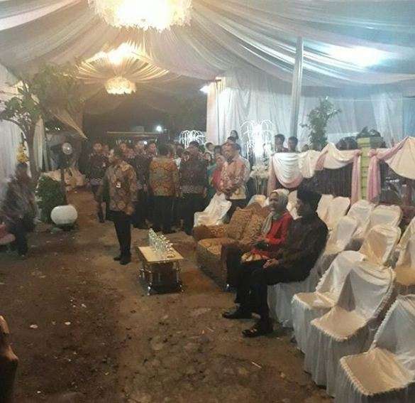 Tembus Gang Sempit, Jokowi Hadiri Pernikahan Anak Perawat Rusa