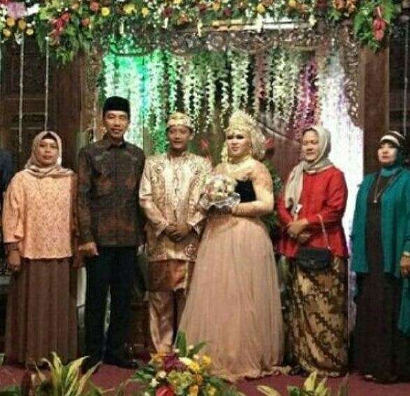 Tembus Gang Sempit, Jokowi Hadiri Pernikahan Anak Perawat Rusa