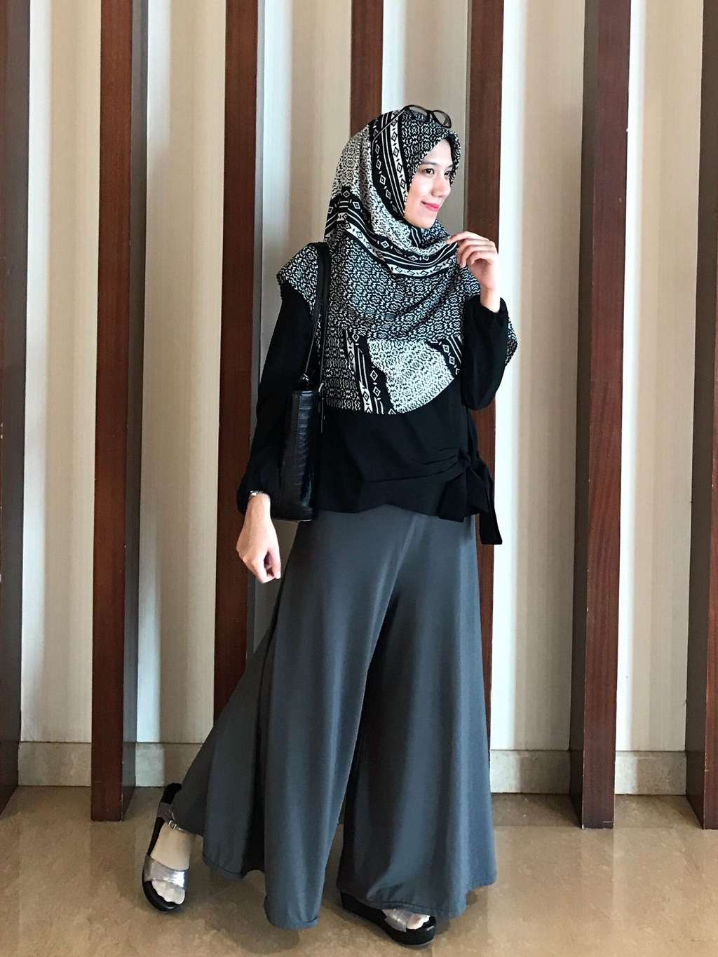 Tampil Cantik ala Karina dengan Warna Hitam
