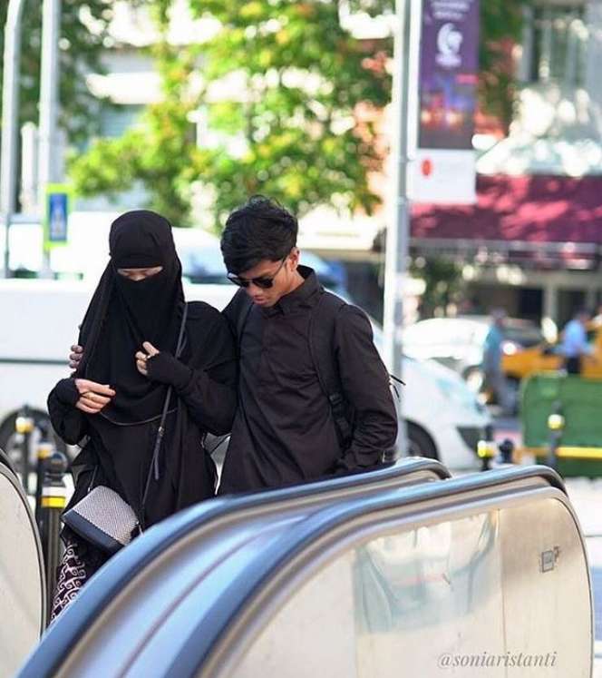 Potret Romantis Hafiz Alquran Muzzamil Hasballah dan Istrinya