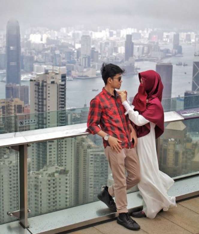 Potret Romantis Hafiz Alquran Muzzamil Hasballah dan Istrinya