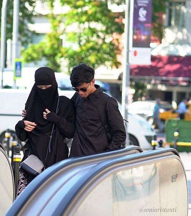 Potret Romantis Hafiz Alquran Muzzamil Hasballah dan Istrinya