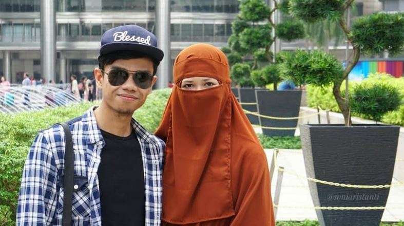 Potret Romantis Hafiz Alquran Muzzamil Hasballah dan Istrinya