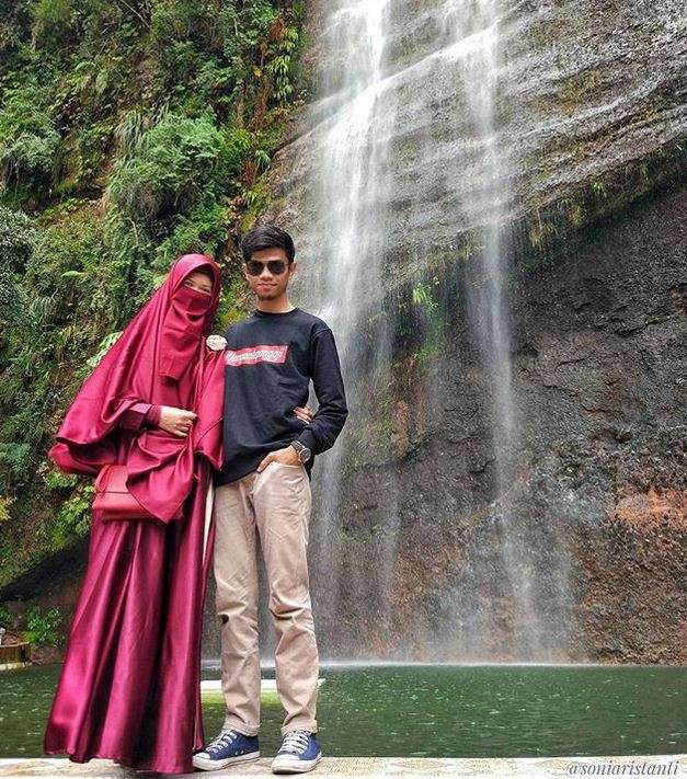 Potret Romantis Hafiz Alquran Muzzamil Hasballah dan Istrinya