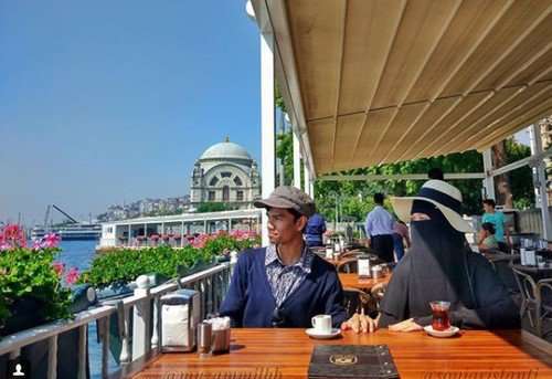 Potret Romantis Hafiz Alquran Muzzamil Hasballah dan Istrinya