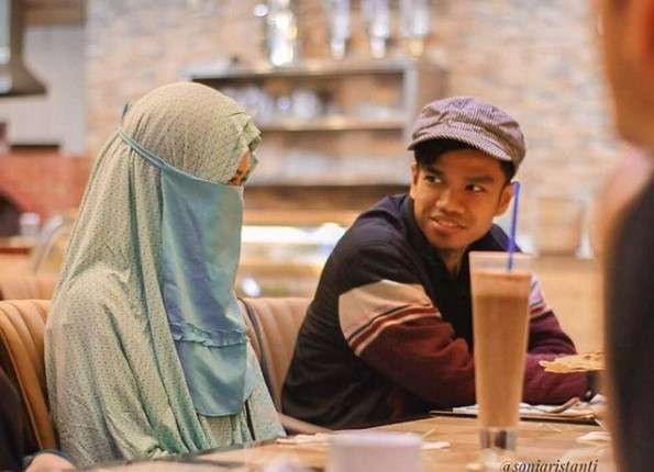 Potret Romantis Hafiz Alquran Muzzamil Hasballah dan Istrinya