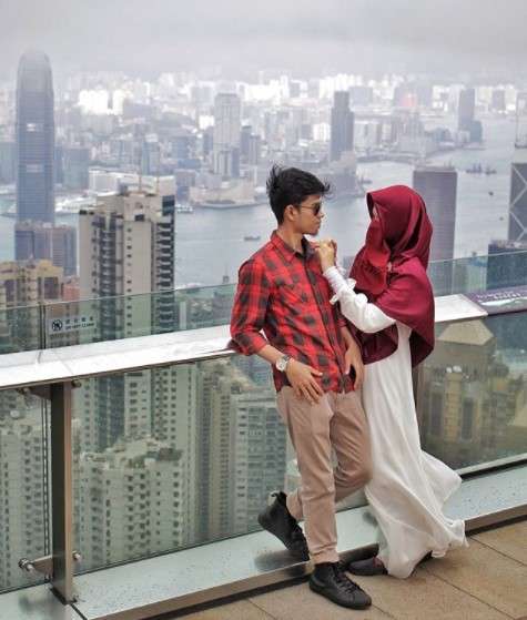 Potret Romantis Hafiz Alquran Muzzamil Hasballah dan Istrinya
