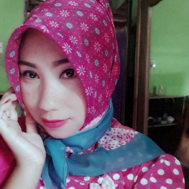 Pesona Upiak Isil 'Tak Tun Tuang' Saat Berhijab