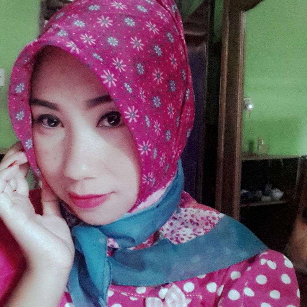 Pesona Upiak Isil 'Tak Tun Tuang' Saat Berhijab