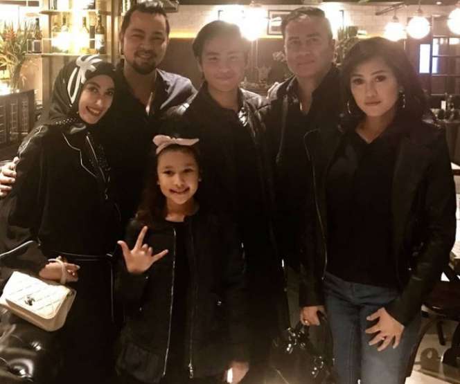 Salut! Demi Anak, Adjie Pangestu Makan Bareng Mantan Istri