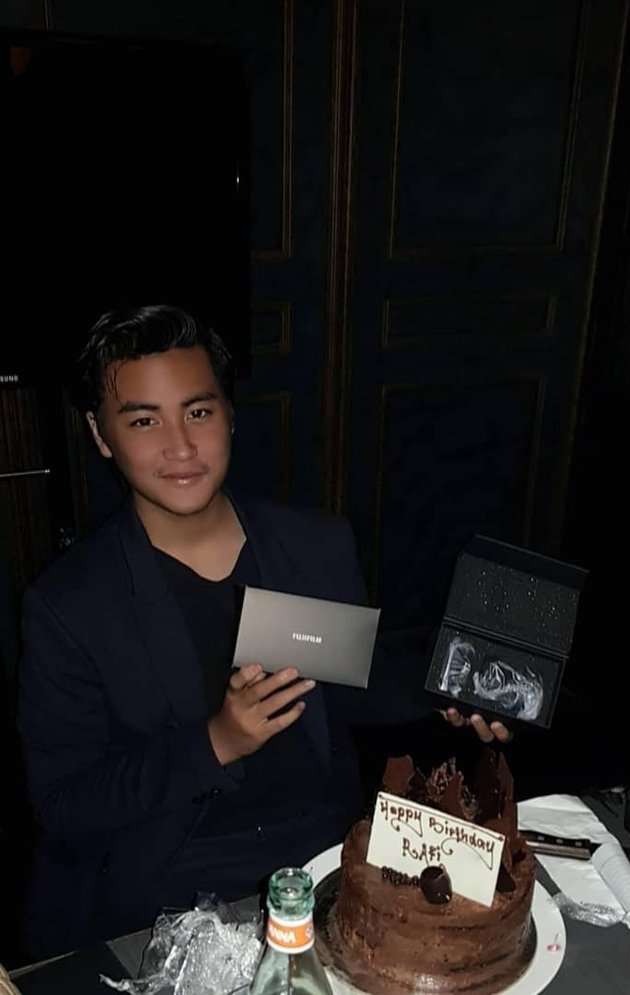 Salut! Demi Anak, Adjie Pangestu Makan Bareng Mantan Istri