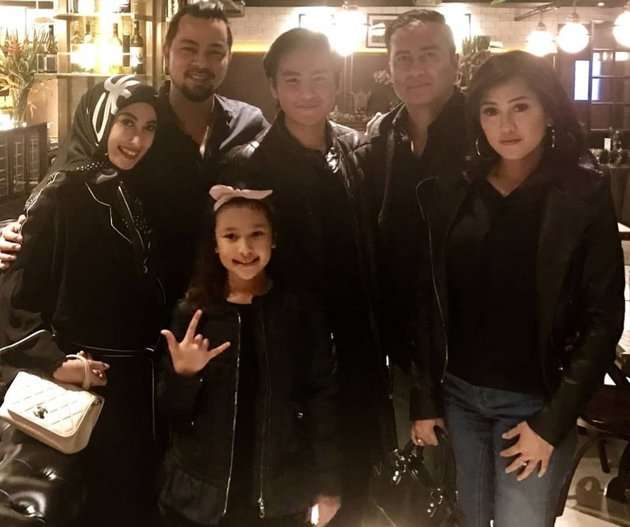 Salut! Demi Anak, Adjie Pangestu Makan Bareng Mantan Istri