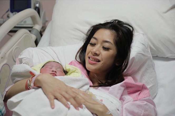 So Sweet! Momen `Kakek` SBY dan Hatta Rajasa Sambut Baby Gaia