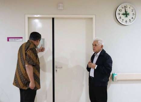 So Sweet! Momen `Kakek` SBY dan Hatta Rajasa Sambut Baby Gaia