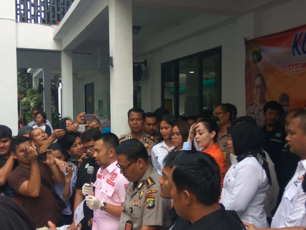 Tawa Jennifer Dunn Saat Ditangkap Polisi
