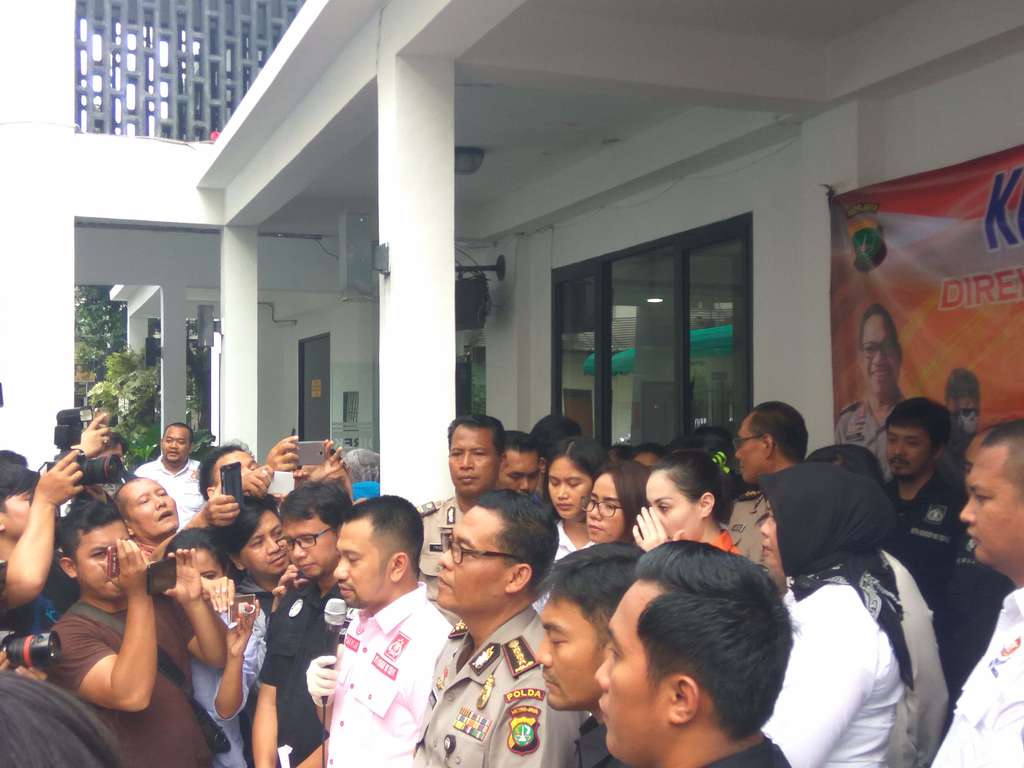 Tawa Jennifer Dunn Saat Ditangkap Polisi