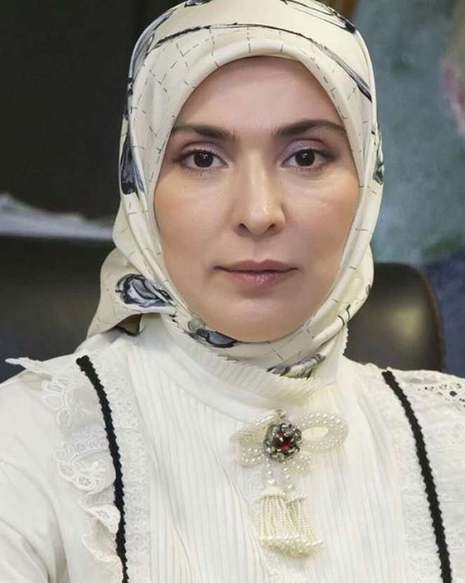 Intip Gaya Hijab Aina Gamzatova, Muslimah Sang Penantang Putin