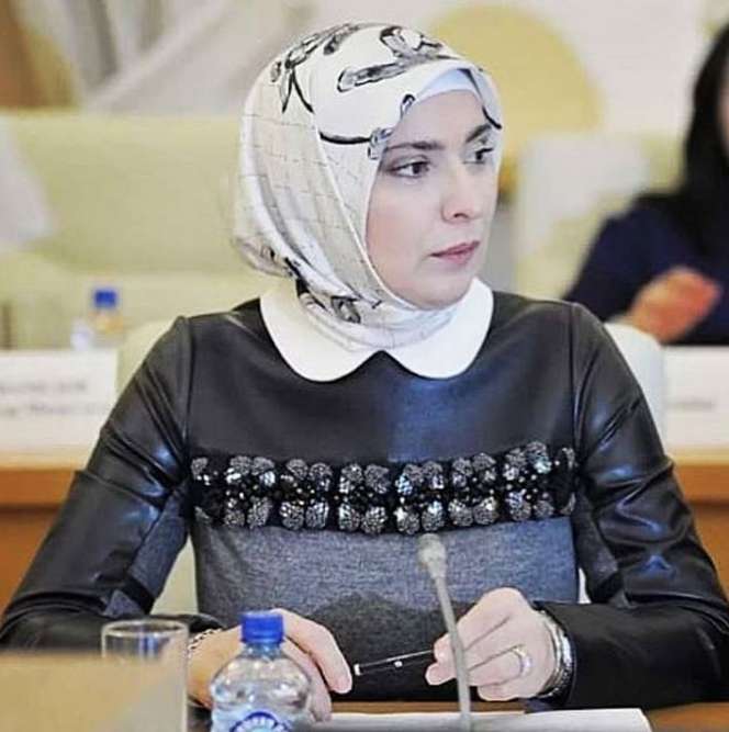 Intip Gaya Hijab Aina Gamzatova, Muslimah Sang Penantang Putin