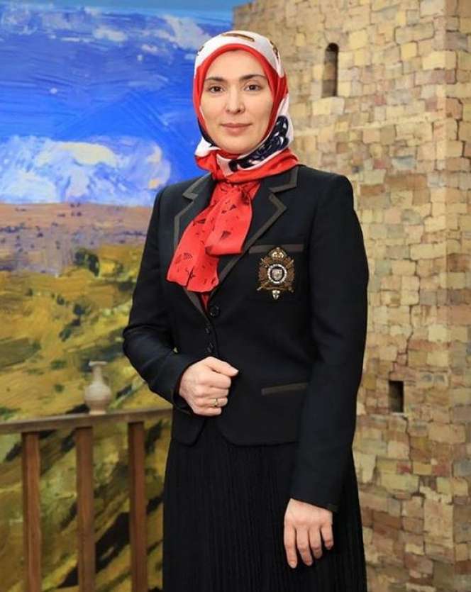 Intip Gaya Hijab Aina Gamzatova, Muslimah Sang Penantang Putin