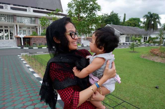 Beda 19 Tahun, Ini Calon Istri Mantan Suami Ussy Sulistiawaty