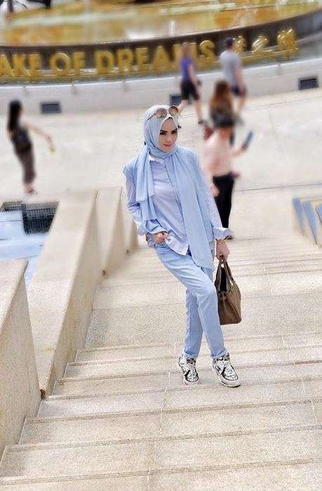 Liburan, 5 Artis Berhijab Ini Pakai Tas Harga Selangit