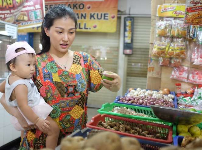 Wah! 4 Artis Ini Tak Malu Belanja ke Pasar