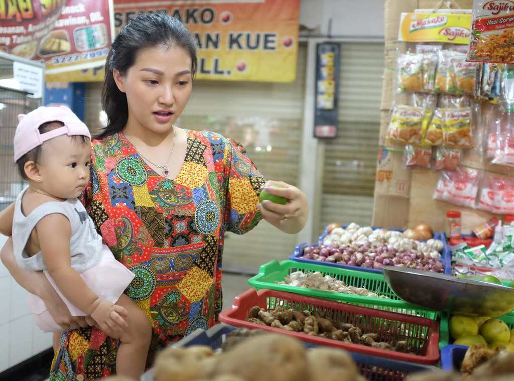 Wah! 4 Artis Ini Tak Malu Belanja ke Pasar