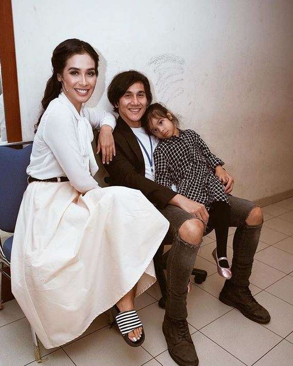 6 Potret Kemesraan Vino Bastian-Marsha Timothy, Jauh Gosip