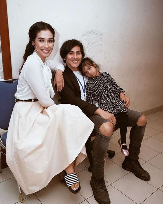 6 Potret Kemesraan Vino Bastian-Marsha Timothy, Jauh Gosip