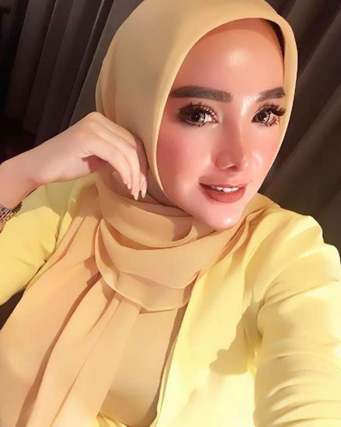 Devita Rusdi, dari Model Seksi Hingga Jadi Sosialita Hijaber