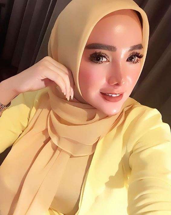Devita Rusdi, dari Model Seksi Hingga Jadi Sosialita Hijaber