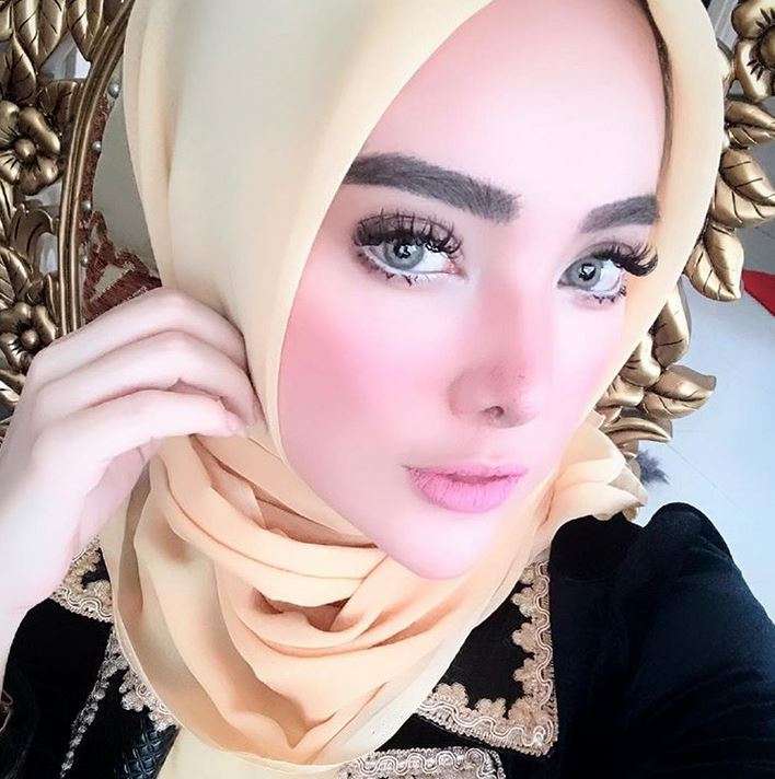 Devita Rusdi, dari Model Seksi Hingga Jadi Sosialita Hijaber