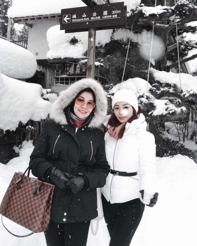 Kompaknya Nikita Willy dan Sang Ibunda, Seperti Kakak Adik