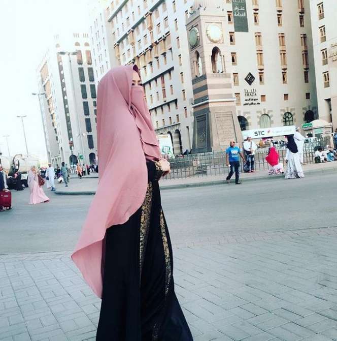 Penampilan Syar`i Mantan Istri Ustaz Zacky Mirza