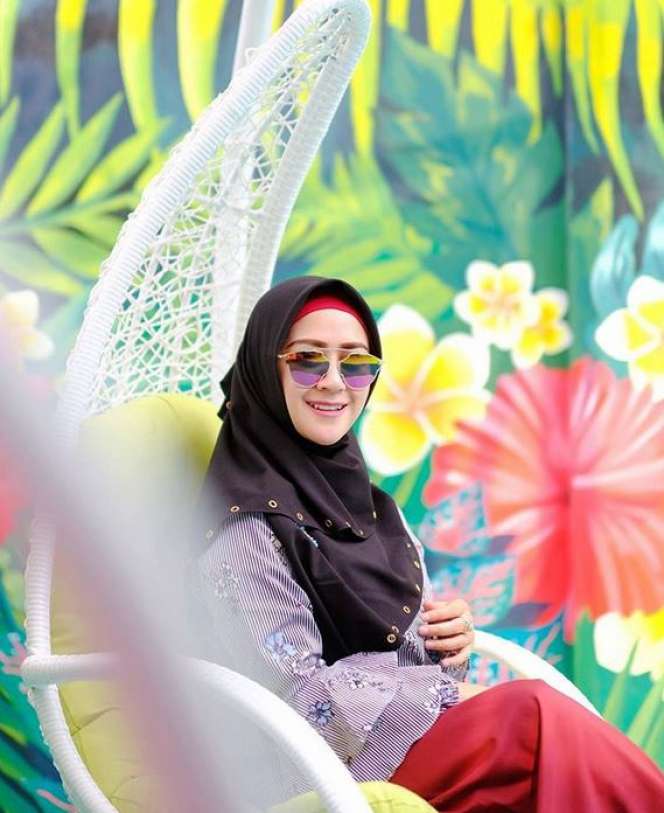 Penampilan Syar`i Mantan Istri Ustaz Zacky Mirza