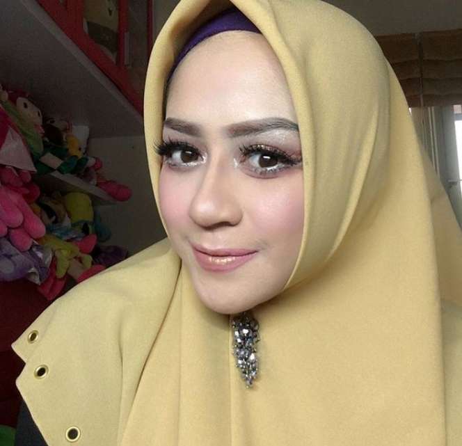 Penampilan Syar`i Mantan Istri Ustaz Zacky Mirza