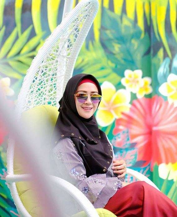 Penampilan Syar`i Mantan Istri Ustaz Zacky Mirza