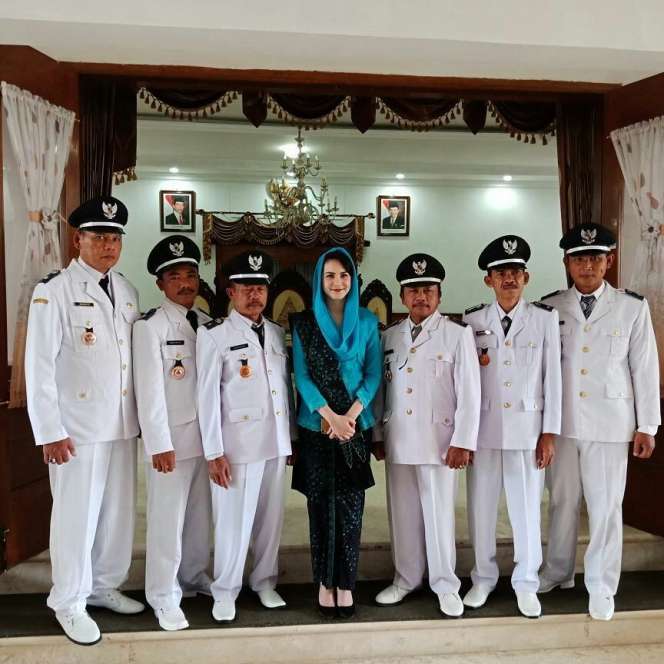 Momen Kesetiaan Arumi Bachsin Dampingi Emil Dardak