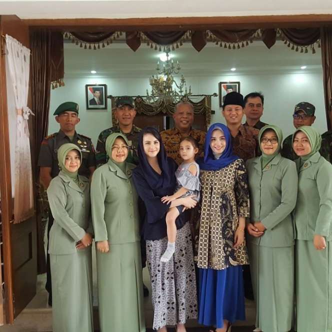 Momen Kesetiaan Arumi Bachsin Dampingi Emil Dardak
