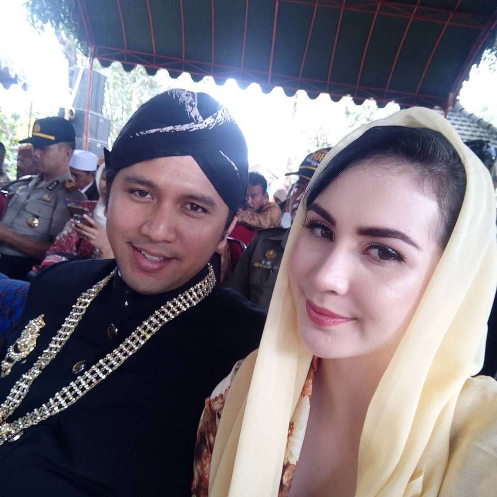 Momen Kesetiaan Arumi Bachsin Dampingi Emil Dardak