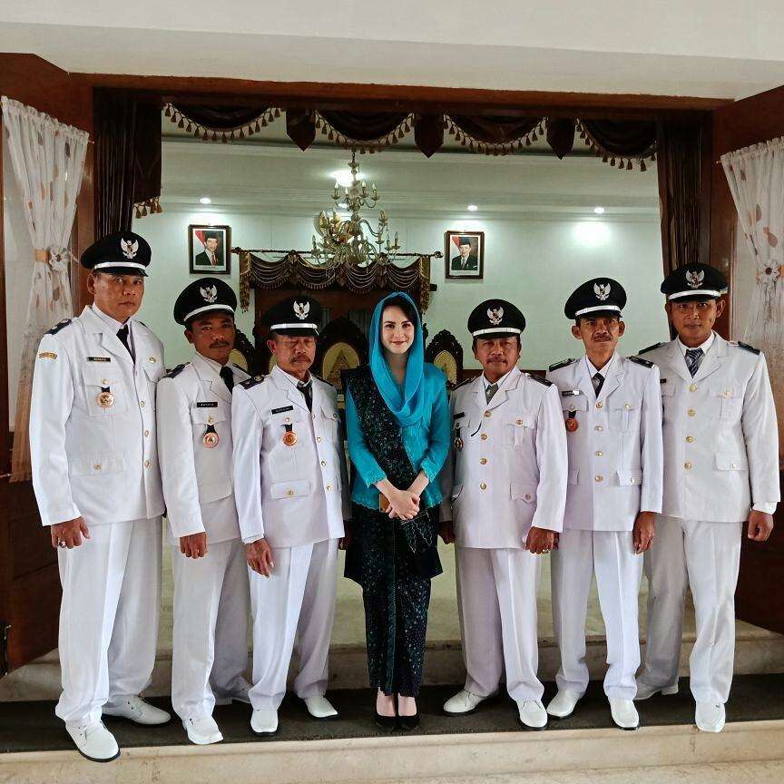 Momen Kesetiaan Arumi Bachsin Dampingi Emil Dardak
