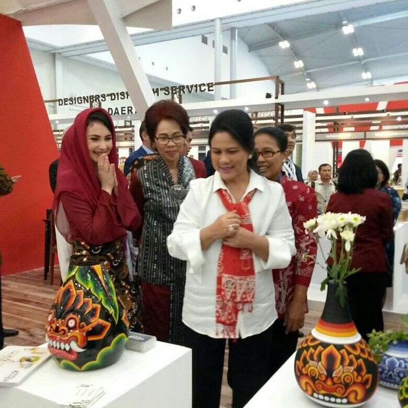 Momen Kesetiaan Arumi Bachsin Dampingi Emil Dardak
