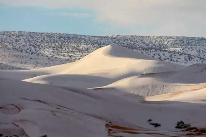 Langka! Potret Menakjubkan Salju Turun di Gurun Sahara