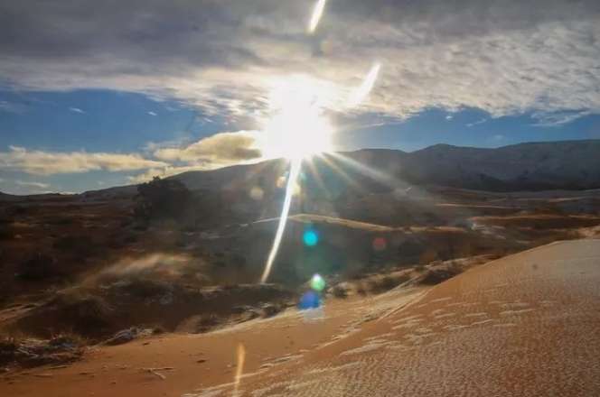 Langka! Potret Menakjubkan Salju Turun di Gurun Sahara