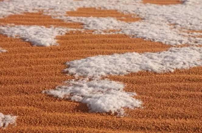 Langka! Potret Menakjubkan Salju Turun di Gurun Sahara