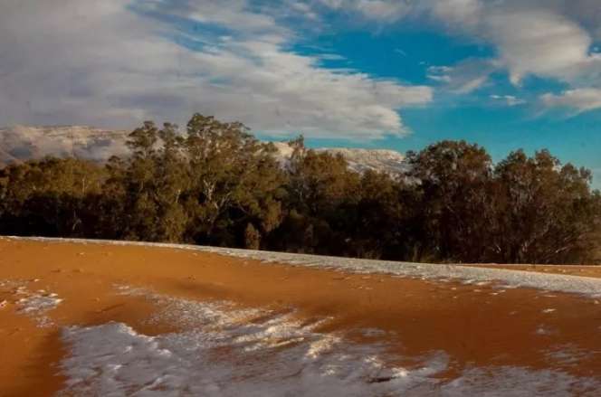 Langka! Potret Menakjubkan Salju Turun di Gurun Sahara