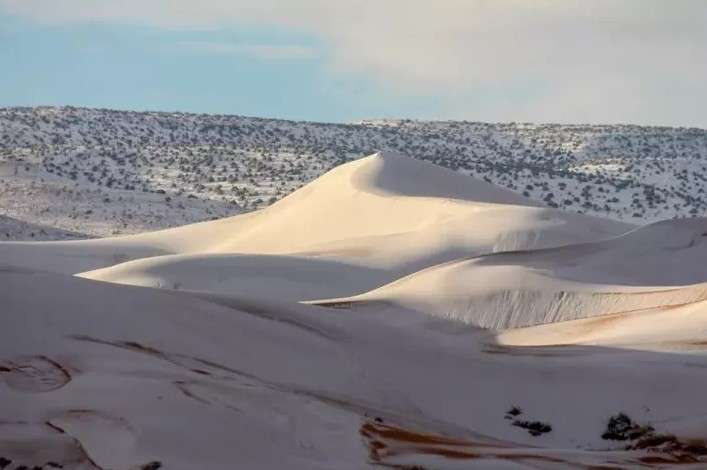 Langka! Potret Menakjubkan Salju Turun di Gurun Sahara